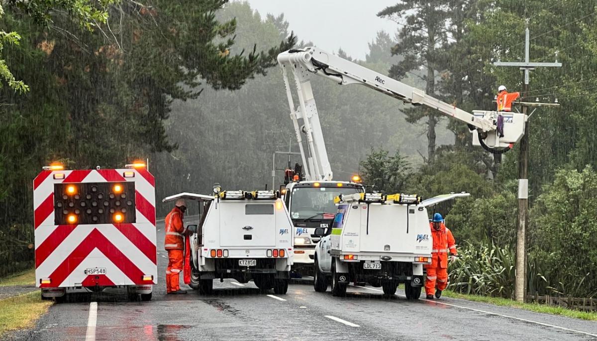 WEL crew working to restore power outage